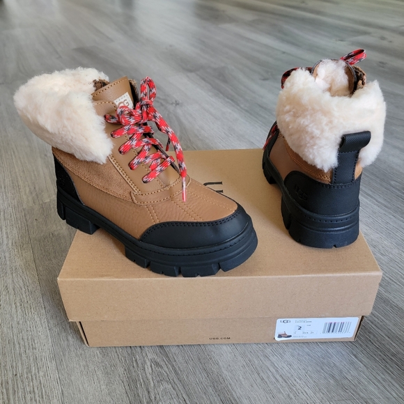 UGG Ashton Addie Waterproof Boot - Picture 10 of 12